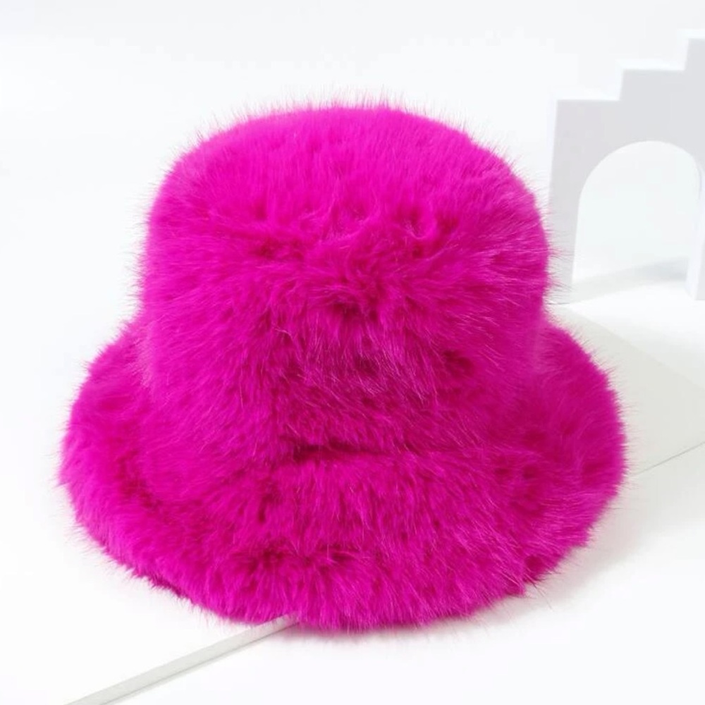 Pink Fuzzy faux fur bucket hat. Pam Anderson vibes 💗